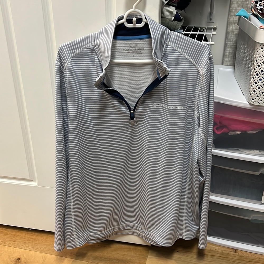 Vineyard Vines 1/4 zip Shirt EUC, non smoking home. No stains.